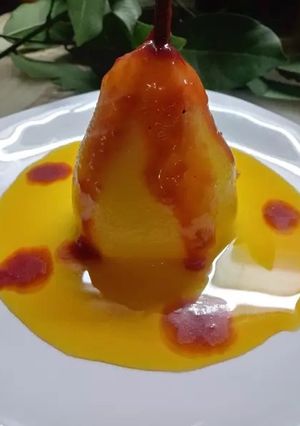 Una foto de Peras al vino blanco y azafrán