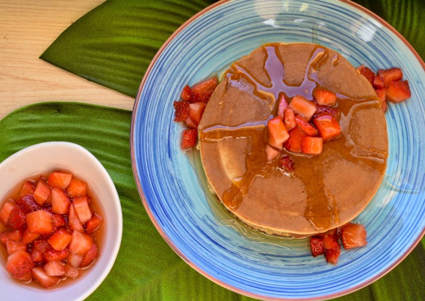 Desayuno saludable para dieta de tortitas de plátano con fresas