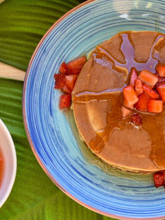 Una foto de Desayuno saludable para dieta de tortitas de plátano con fresas