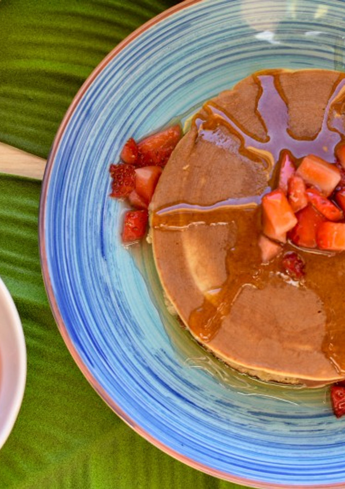 Una foto de Desayuno saludable para dieta de tortitas de plátano con fresas