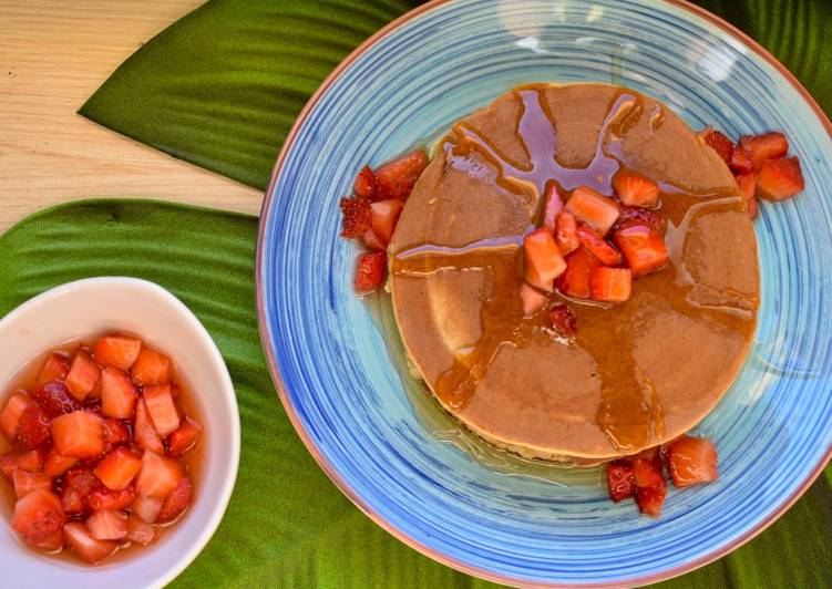 Simple Way to Prepare Ultimate Desayuno saludable para dieta de tortitas de plátano con fresas