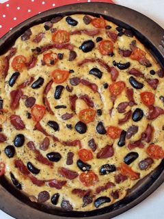O poză a rețetei Focaccia-floare cu cartof dulce, măsline, carne afumată și roșii cherry.