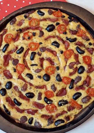 O poză a rețetei Focaccia-floare cu cartof dulce, măsline, carne afumată și roșii cherry.