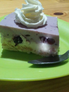 Una foto de Cheesecake de arándanos con base de chocolate blanco
