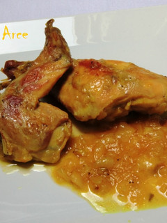 Una foto de Conejo con salsa de cebolla y cúrcuma