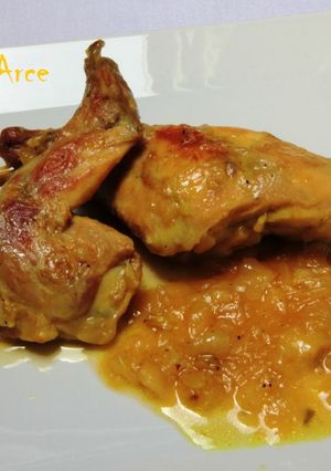 Una foto de Conejo con salsa de cebolla y cúrcuma