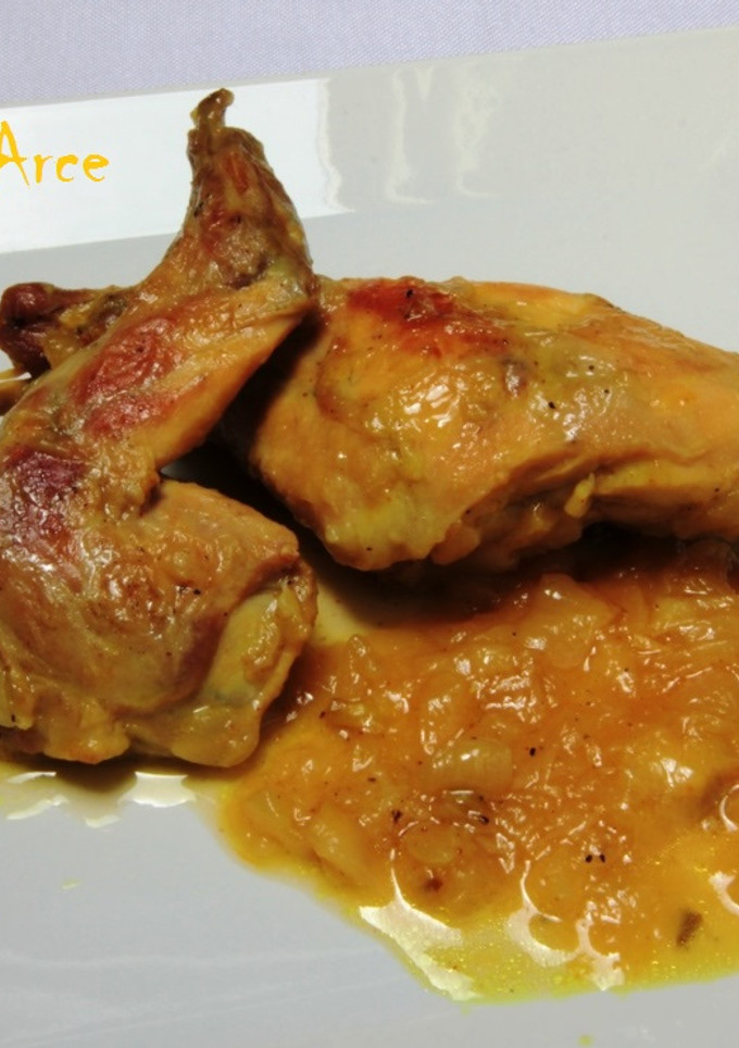 Una foto de Conejo con salsa de cebolla y cúrcuma