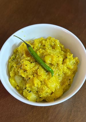 A picture of Aloo Posto.