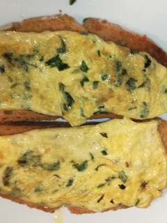 Una foto de Torrada de tortilla de ajo y perejil