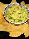 Palta con pepino y chips de maíz