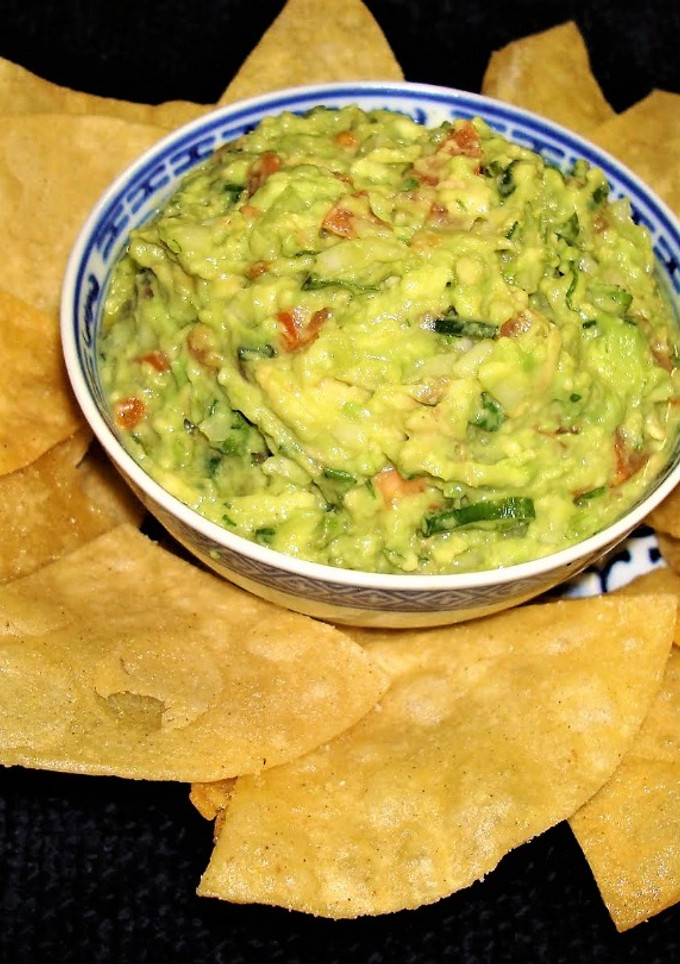 Una foto de Palta con pepino y chips de maíz