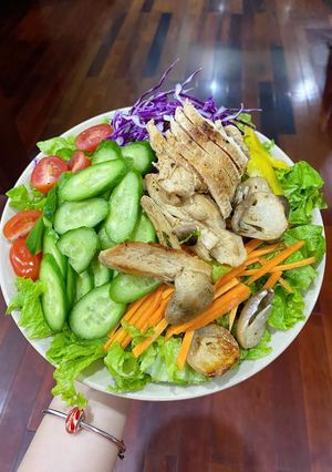 Hình của món Eat clean: Salad ngũ sắc, gà nấm áp chảo, sốt sữa chua.