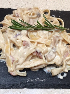 Una foto de Fettuccine Alfredo con Champiñones y Bacon