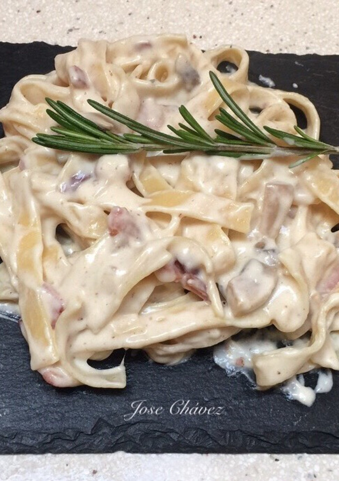Una foto de Fettuccine Alfredo con Champiñones y Bacon