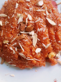 गाजर का हलवा (Gajar ka halwa recipe in Hindi) रेसिपी मुख्य फोटो