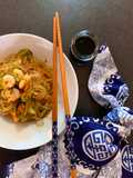 Spaghetti di soia con verdure e gamberetti