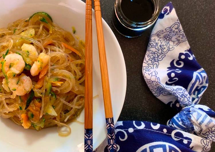 Spaghetti di soia con verdure e gamberetti