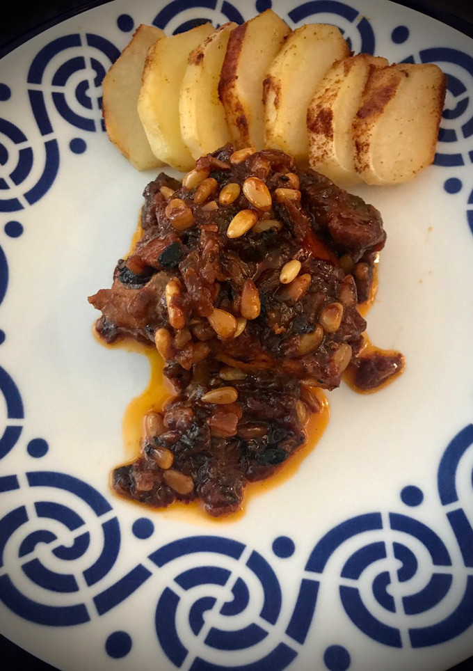 Una foto de Pollo con piñones —estilo mi iaia Paquita, que llamaba: Pollo rustido—