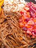 Carne desmechada, ensalada de remolacha