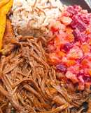 Carne desmechada, ensalada de remolacha