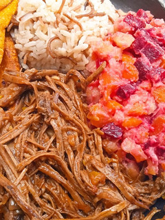 Una foto de Carne desmechada, ensalada de remolacha