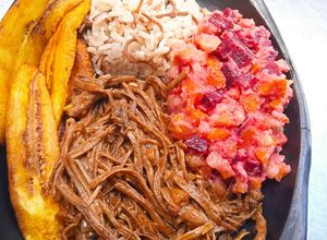 Una foto de Carne desmechada, ensalada de remolacha