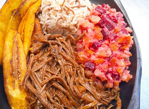 Una foto de Carne desmechada, ensalada de remolacha