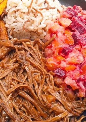 Una foto de Carne desmechada, ensalada de remolacha