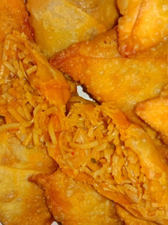 चाइनीज नूडल्स समोसा (Chinese Noodles Samosa recipe in Hindi) रेसिपी मुख्य फोटो