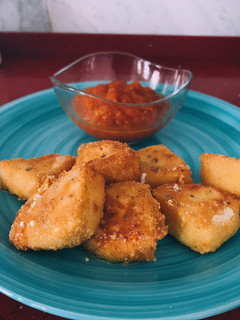 Una foto de Queso de cabra frito con mermelada de tomate
