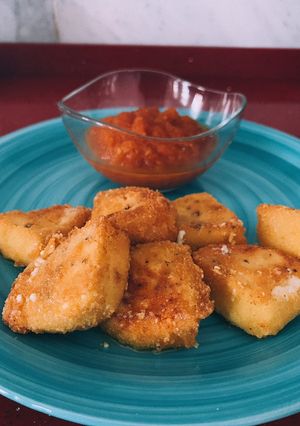 Una foto de Queso de cabra frito con mermelada de tomate