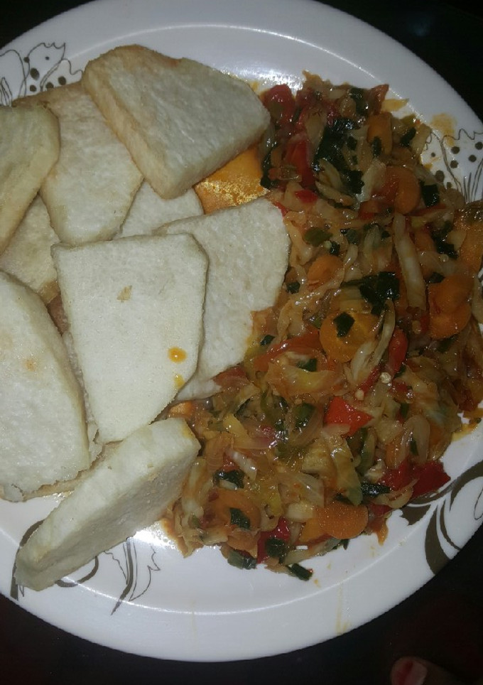 A picture of Fried yam with vegetables source.
