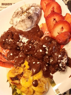 Una foto de Torrija Brioche con Plátano a la Plancha con Helado de Choco Blanco y Cookies Bañado en Chocolate