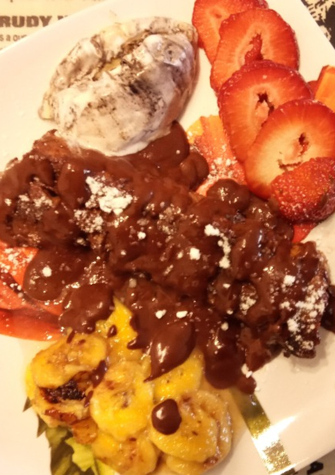 Una foto de Torrija Brioche con Plátano a la Plancha con Helado de Choco Blanco y Cookies Bañado en Chocolate