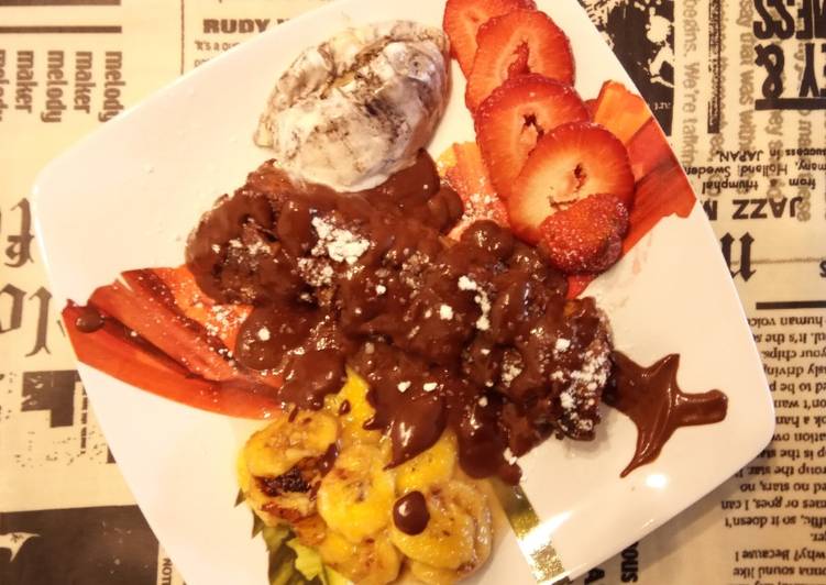 Torrija Brioche con Plátano a la Plancha con Helado de Choco Blanco y Cookies Bañado en Chocolate