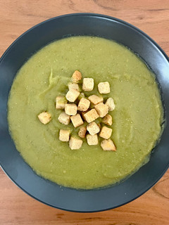 Una foto de 🥣 Crema de brócoli y lentejas peladas 🥦