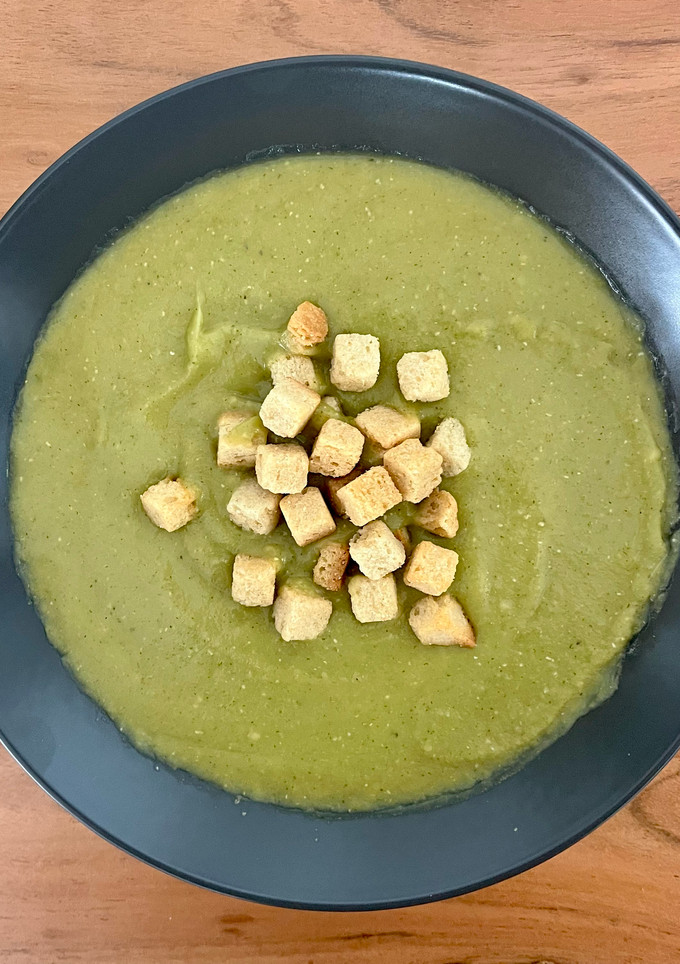 Una foto de 🥣 Crema de brócoli y lentejas peladas 🥦