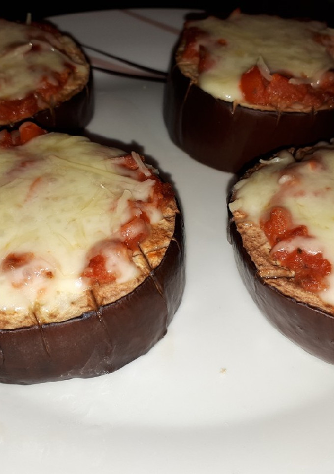 Una foto de Berenjenas con jamón serrano, tomate y queso