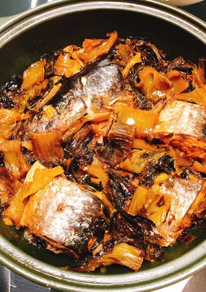 Hình của món Cá đối kho dưa cải.