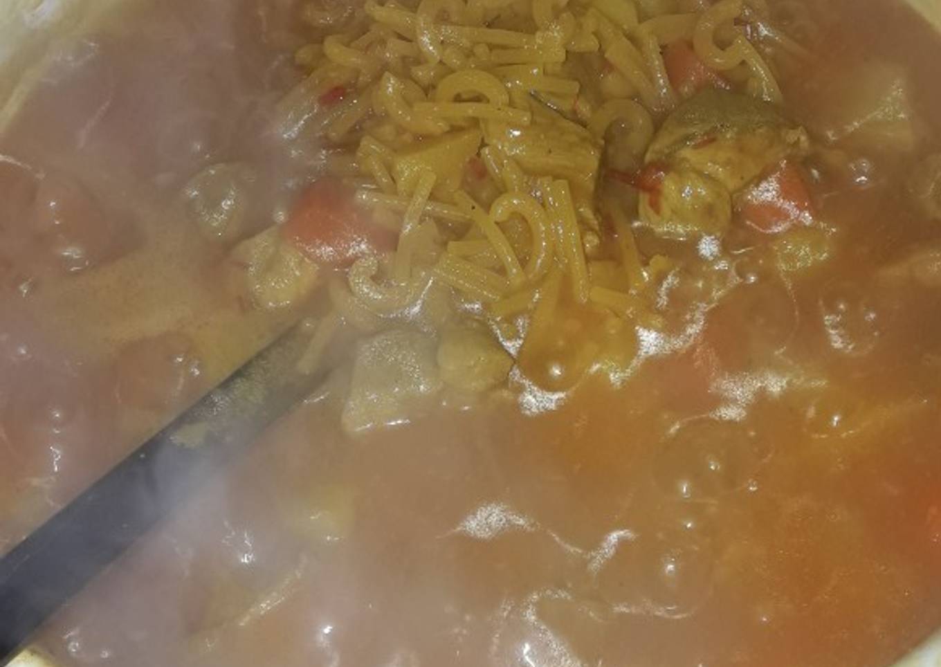 Fideuá con verdura con patatas y carne