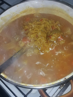 Una foto de Fideuá con verdura con patatas y carne