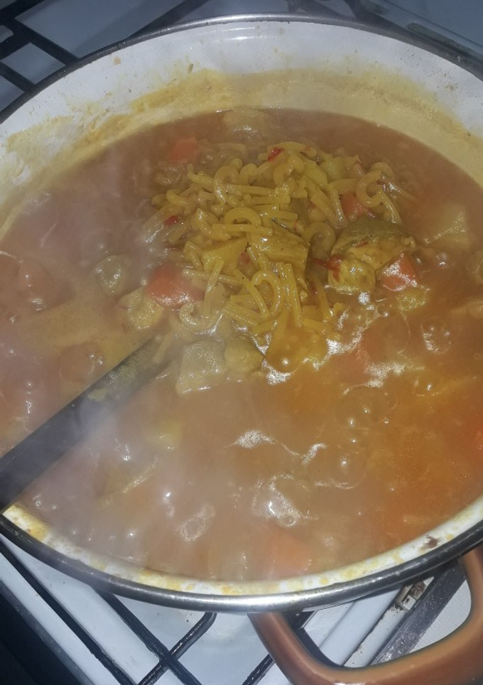 Una foto de Fideuá con verdura con patatas y carne