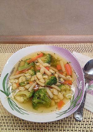 Zöldséges brokkoli leves daragaluskával recept fotója