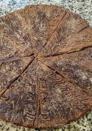 Una foto de Pizza dulce con masa de galletas cubierta de chocolate y decorar a tu gusto
