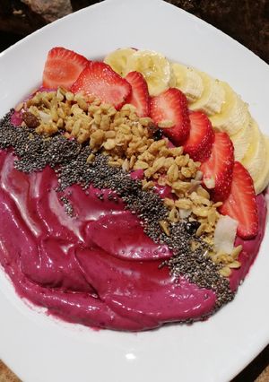 A picture of Avocado and beetroot Smoothie bowl.