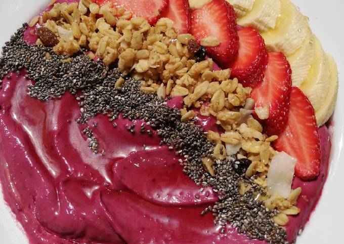 Avocado and beetroot Smoothie bowl