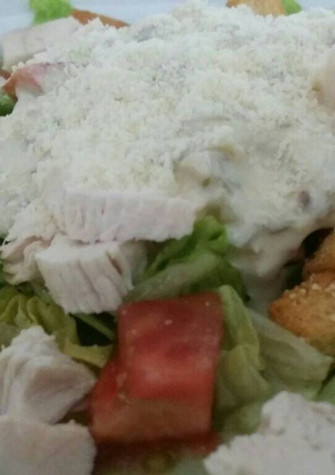 Una foto de Ensalada cesar con su salsa