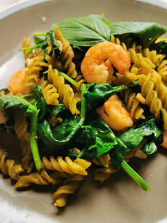 Una foto de Espinacas con langostinos y pasta