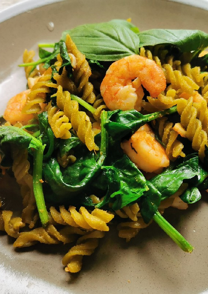 Una foto de Espinacas con langostinos y pasta