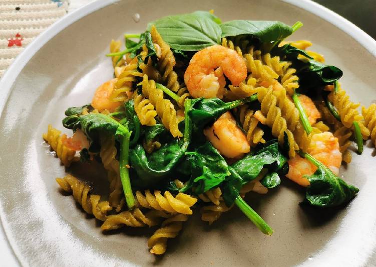 Espinacas con langostinos y pasta